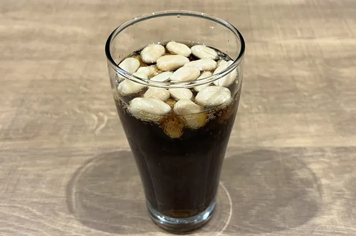 ピーナッツを入れたコーラの写真（撮影：grapeフード編集部）