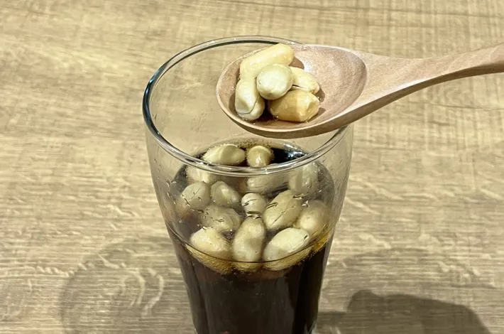 ピーナッツをスプーンですくっている写真（撮影：grapeフード編集部）