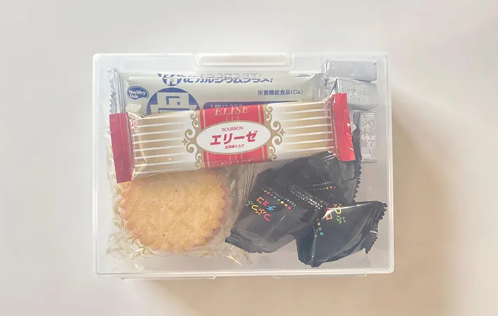 お菓子の小袋を収納した画像（撮影：エニママ）
