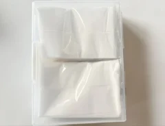 『ダイソー』の『ハガキケース』にティッシュを入れた場面（撮影：エニママ）