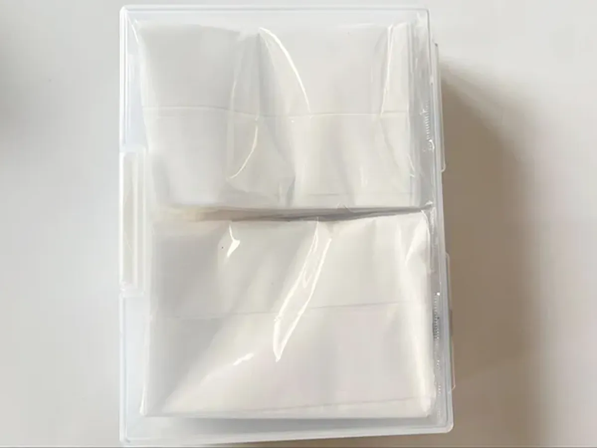 『ダイソー』の『ハガキケース』にティッシュを入れた場面（撮影：エニママ）