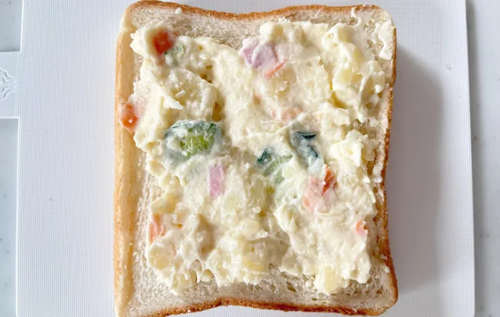食パンにポテトサラダを広げた画像（撮影：エニママ）