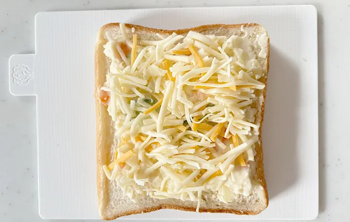 ピザ用チーズをかけた画像（撮影：エニママ）