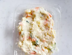 ポテトサラダを置いた場面（撮影：エニママ）