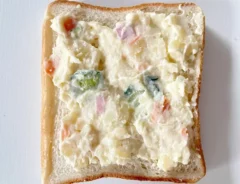 食パンにポテトサラダを広げた場面（撮影：エニママ）