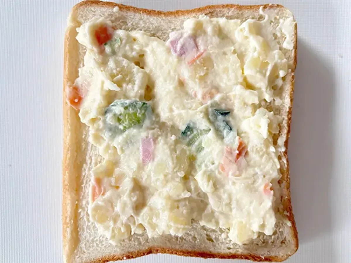 食パンにポテトサラダを広げた場面（撮影：エニママ）
