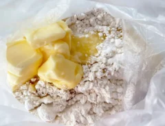 ポリ袋にクッキーの材料を入れた場面（撮影：エニママ）