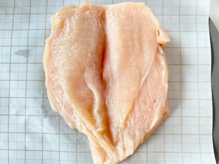 鶏むね肉を開いた画像（撮影：エニママ）