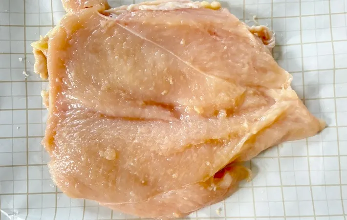 鶏むね肉に下味をつけている画像（撮影：エニママ）