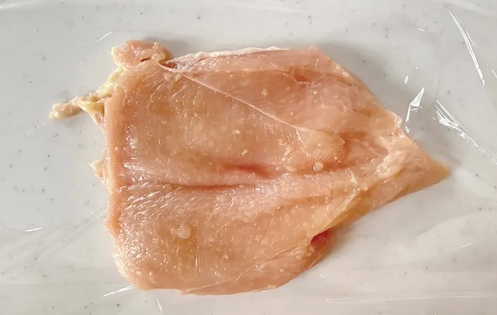 ラップの上に鶏むね肉を乗せた画像（撮影：エニママ）