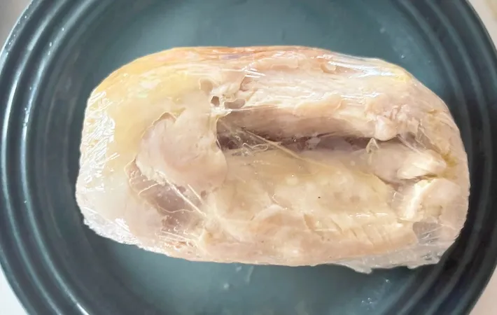 電子レンジで加熱した鶏むね肉を上下返した画像（撮影：エニママ）