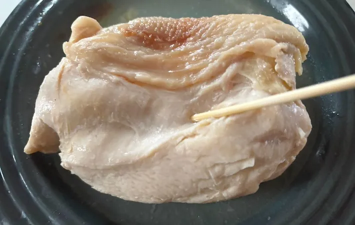 加熱した鶏むね肉に竹串を刺している画像（撮影：エニママ）