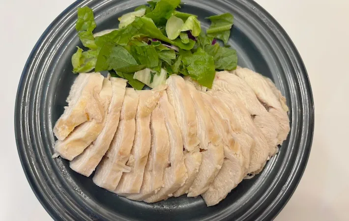 完成した鶏ハムを器に盛りつけた画像（撮影：エニママ）