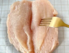 鶏肉を下処理している場面（撮影：エニママ）