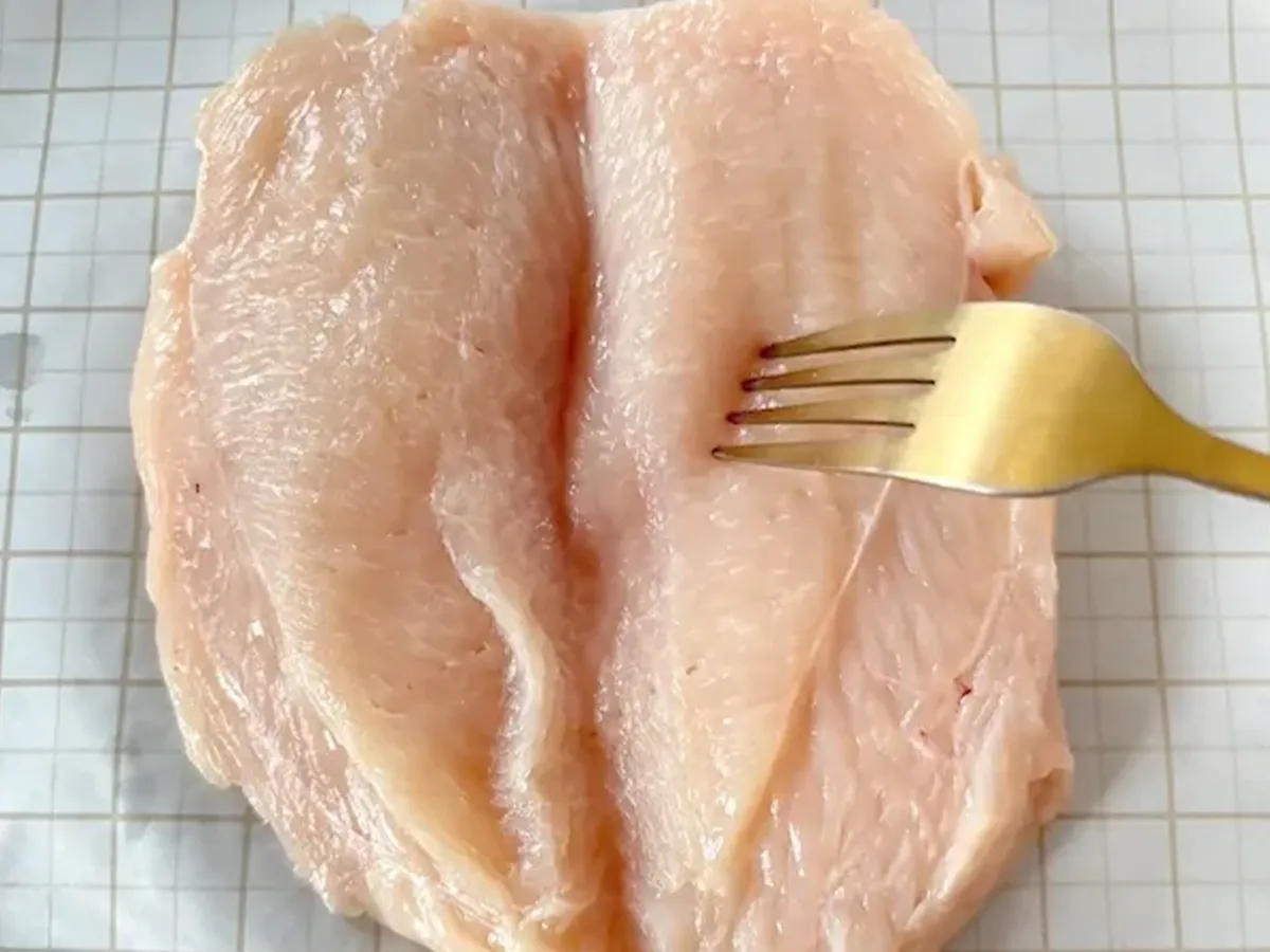 鶏肉を下処理している場面（撮影：エニママ）