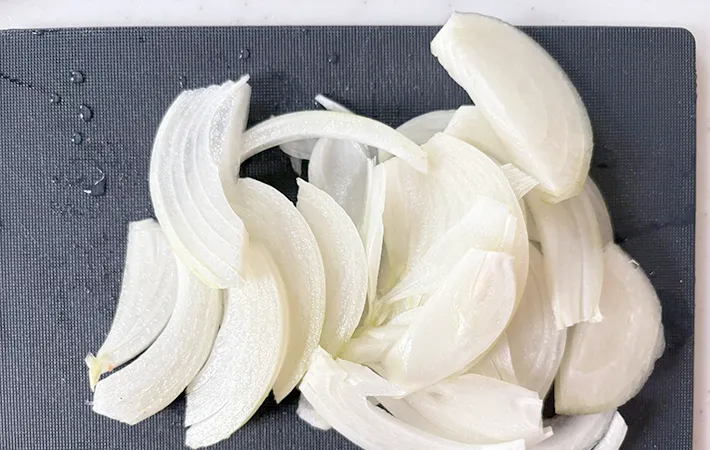 タマネギを薄切りにした画像（撮影：エニママ）