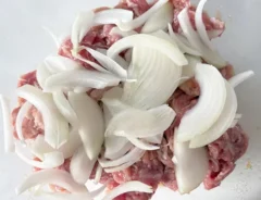 肉とタマネギを混ぜている場面（撮影：エニママ）