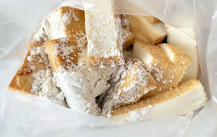 ポリ袋に厚揚げと薄力粉を入れた画像（撮影:エニママ）