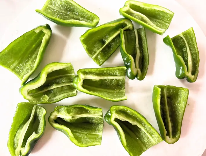 ピーマンの種を取り除いた画像（撮影：エニママ）