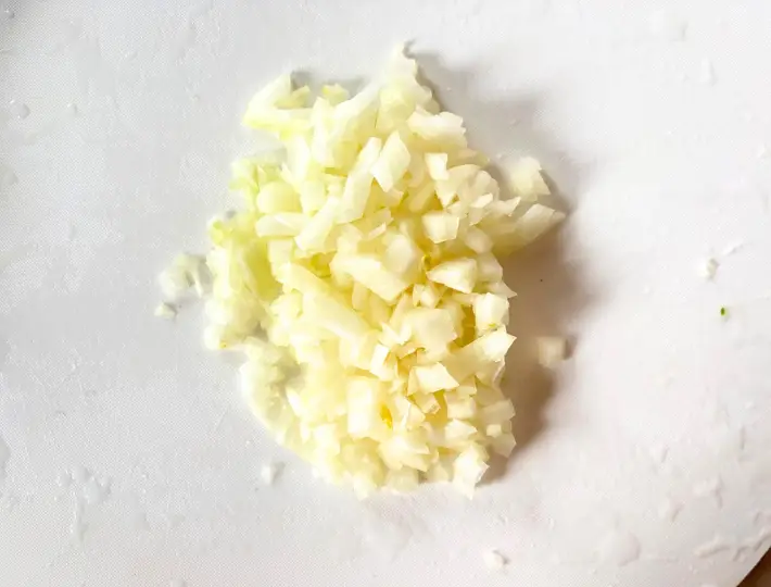 タマネギをみじん切りにした画像（撮影：エニママ）