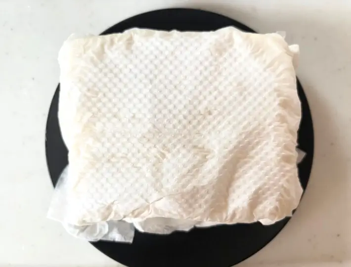 木綿豆腐をキッチンペーパーで包んだ画像（撮影：エニママ）