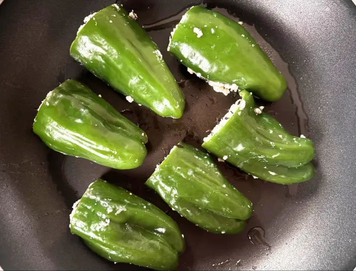 ピーマンを並べた画像（撮影：エニママ）