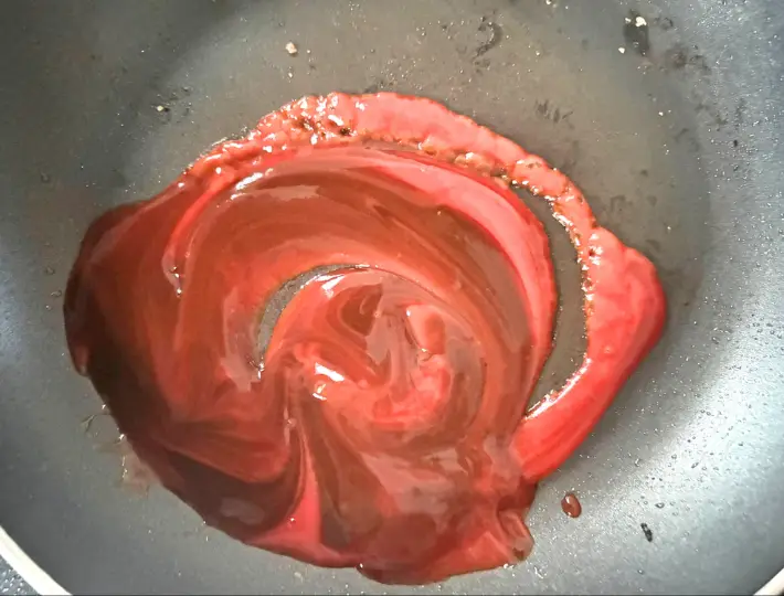 ケチャップとソースを火にかけている画像（撮影：エニママ）
