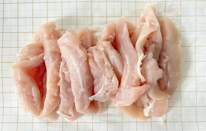 ささみを縦半分に切った画像（撮影：エニママ）