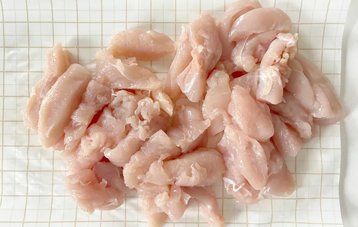 ささみをさらに半分に切った画像（撮影：エニママ）