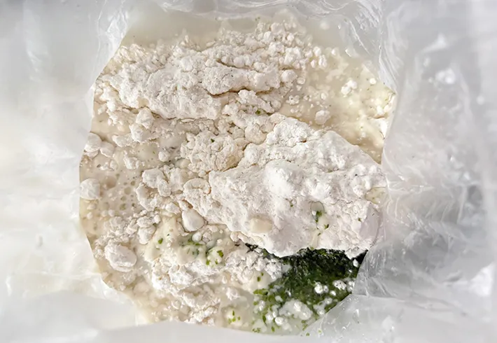 ポリ袋に青のり、鶏ガラスープの素、薄力粉、水を入れた画像（撮影：エニママ）