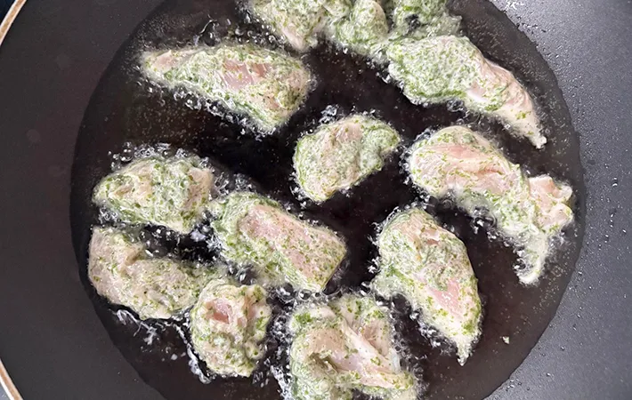 揚げ焼きにしている画像（撮影：エニママ）