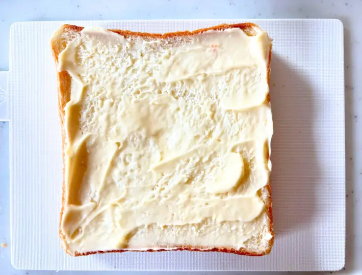食パンにマヨネーズを塗り広げた画像（撮影：エニママ）