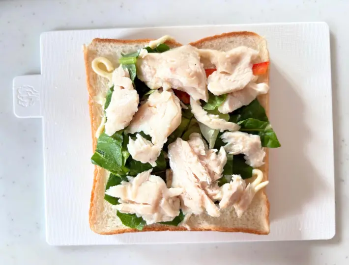 カットサラダとサラダチキンを乗せた画像（撮影：エニママ）