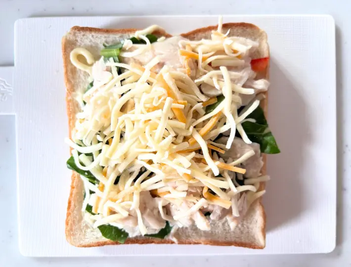 ピザ用チーズを乗せた画像（撮影：エニママ）