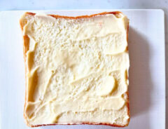 『サラダチキントースト』の写真（撮影：エニママ）