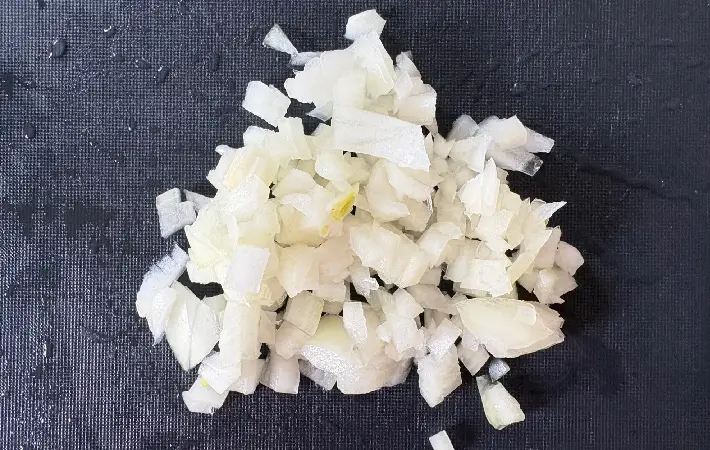 タマネギをみじん切りにした画像（撮影：エニママ）