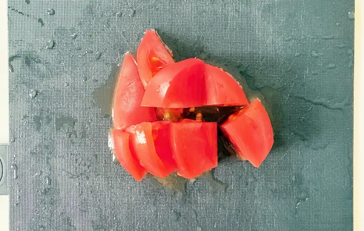 トマトをざく切りにした画像（撮影：エニママ）