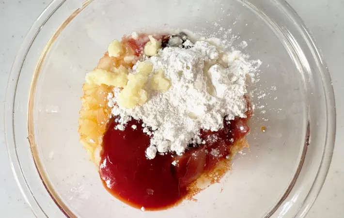 トマトケチャップ、中濃ソース、小麦粉、すりおろしニンニクを入れた画像（撮影：エニママ）