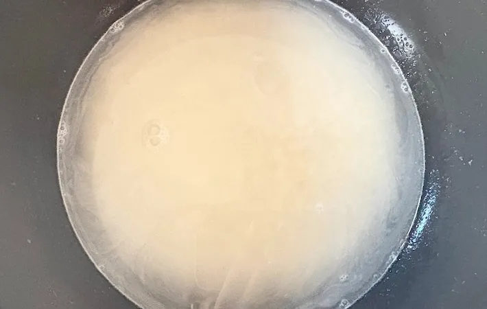 炊飯器に米と水を入れた画像（撮影：エニママ）