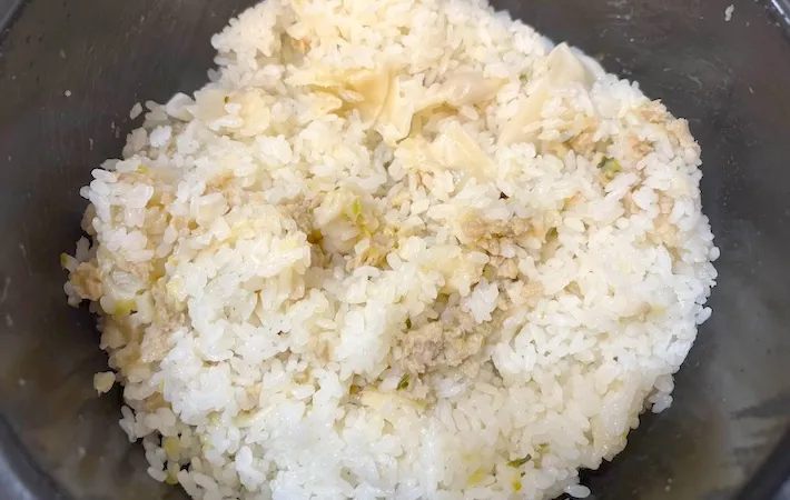 炊きあがったご飯と餃子を混ぜた画像（撮影：エニママ）