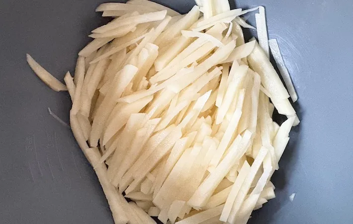 ジャガイモを千切りにした画像（撮影：エニママ）