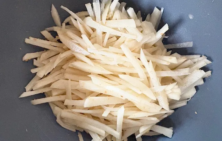 ジャガイモとコンソメを混ぜた画像（撮影：エニママ）