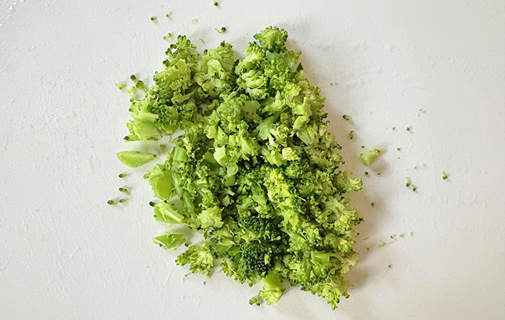 ブロッコリーを刻んだ画像（撮影：エニママ）