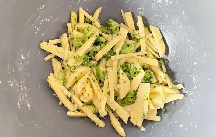 ジャガイモにブロッコリーと片栗粉を入れて混ぜた画像（撮影：エニママ）