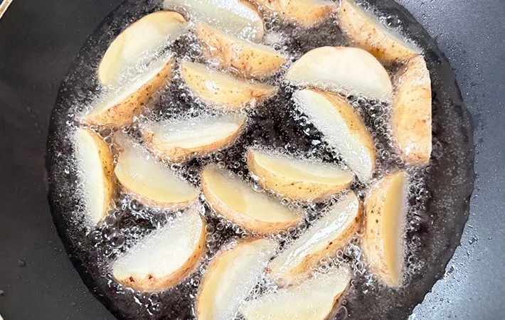 揚げ焼きにしている画像（撮影:エニママ）