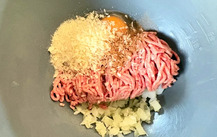 ボウルに材料を入れた画像（撮影：エニママ）