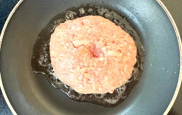 フライパンで焼いている画像（撮影：エニママ）