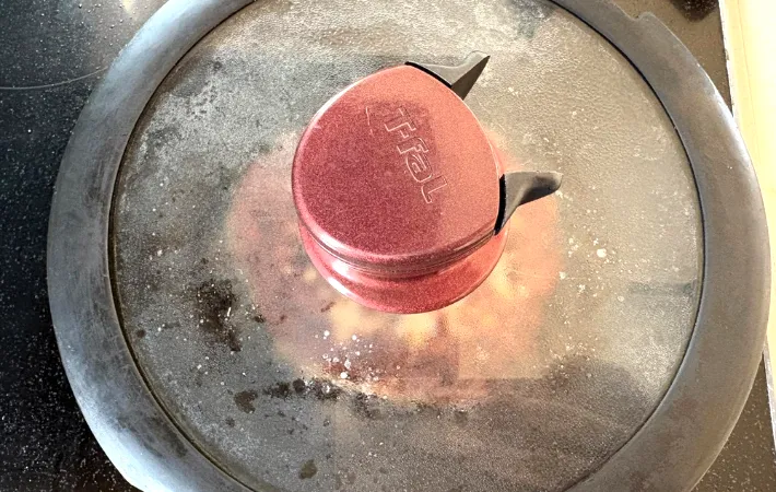 蓋をして焼いている画像（撮影：エニママ）