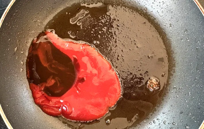 フライパンにケチャップと中濃ソースを入れた画像（撮影：エニママ）
