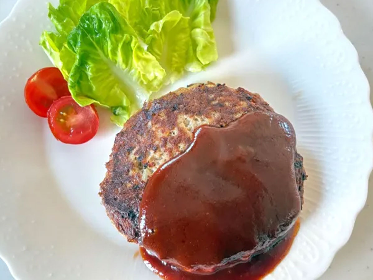 『牛脂入りハンバーグ』の写真（撮影：エニママ）